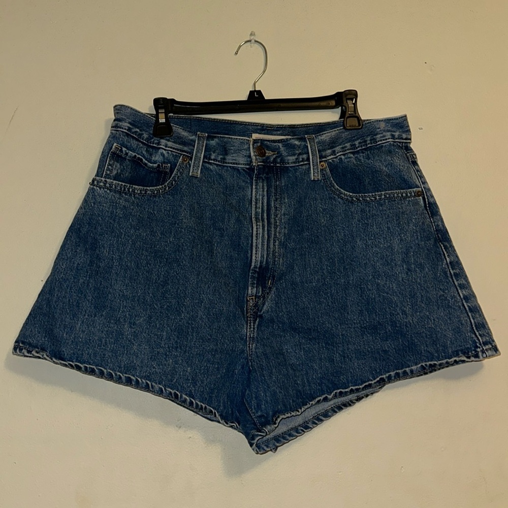 LEVI’S high waisted mom shorts